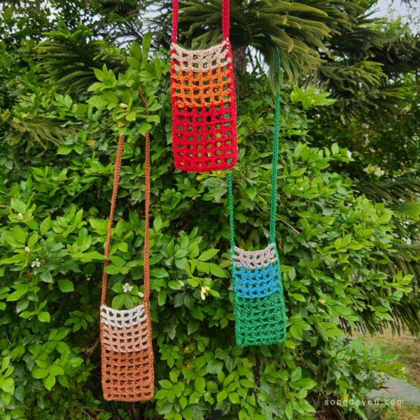 Túi đeo chéo ô lưới phối màu móc len thủ công